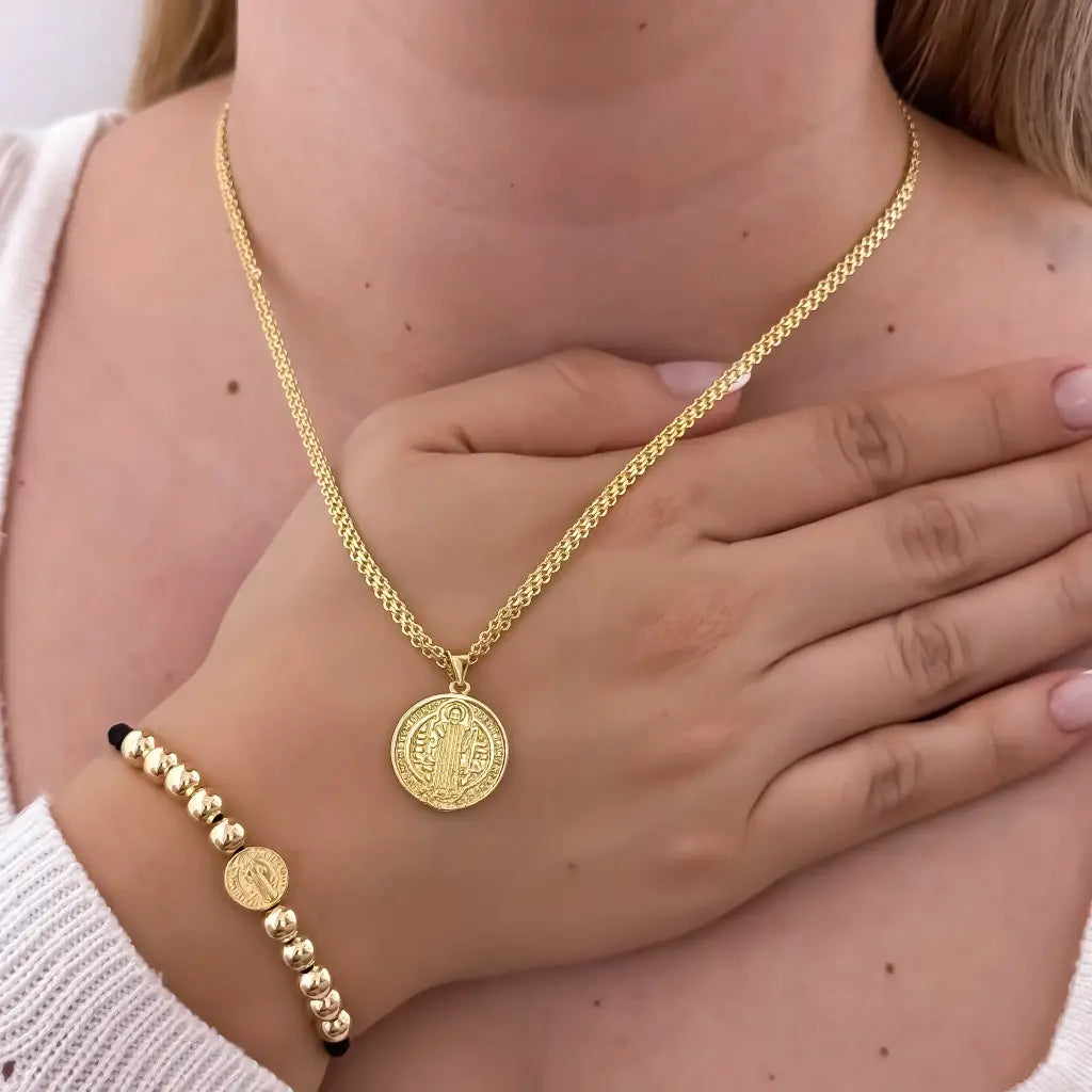 Conjunto De Dama Con Cadena De Tejido Chino, Dije De San Benito Y Manilla Con Herraje Y Balines Lisos