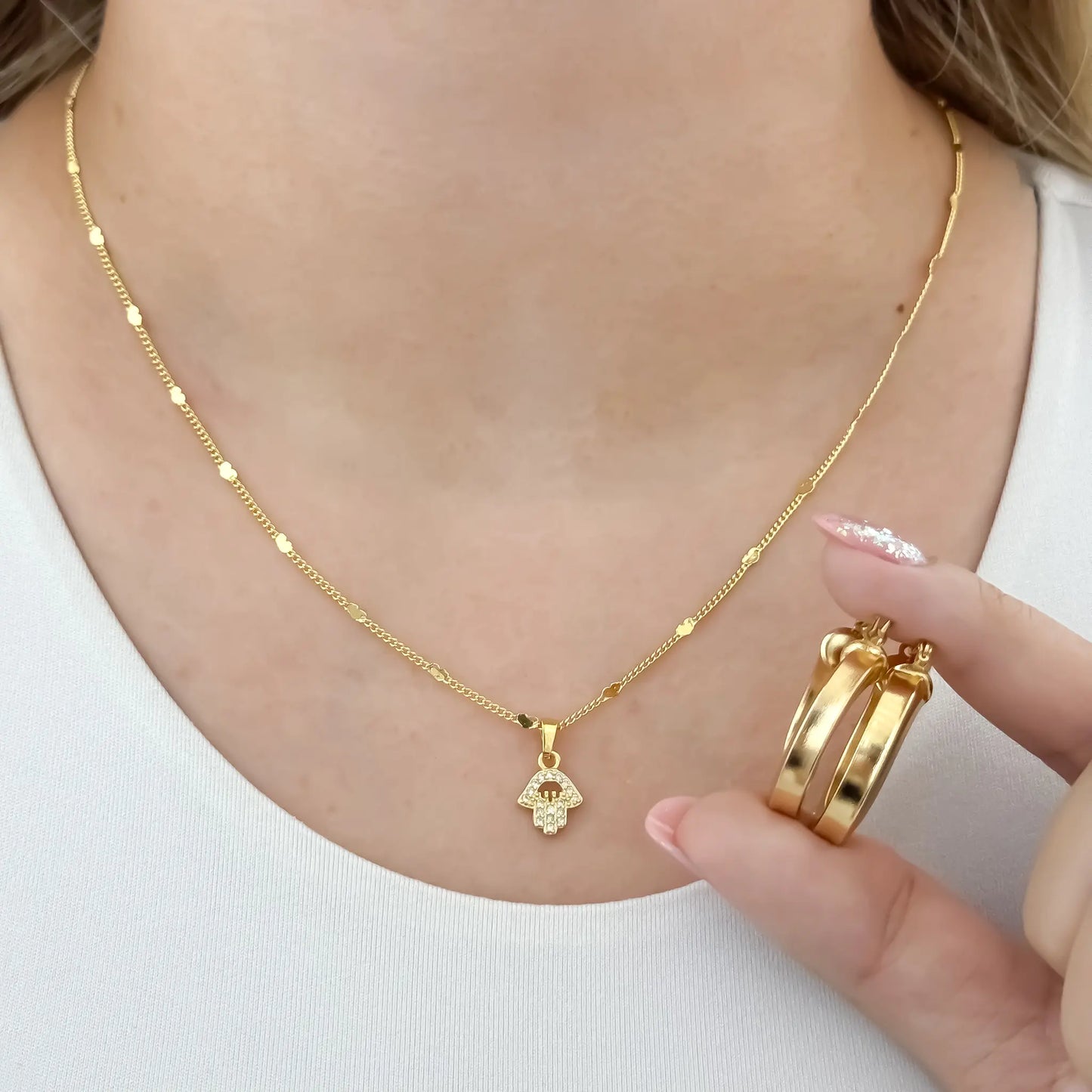 Conjunto De Dama Con Cadena De Tejido Cubana De Corazón, Dije De Mano Jamsa Y Candongas De 30mm + Envío Gratis
