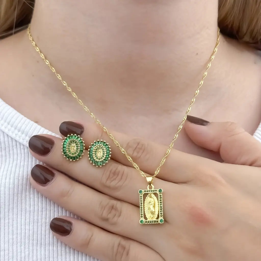 Conjunto De Dama Con Cadena De Tejido Singapur Con Dije Y Topos De La Virgen De Guadalupe Con Cristales Verdes