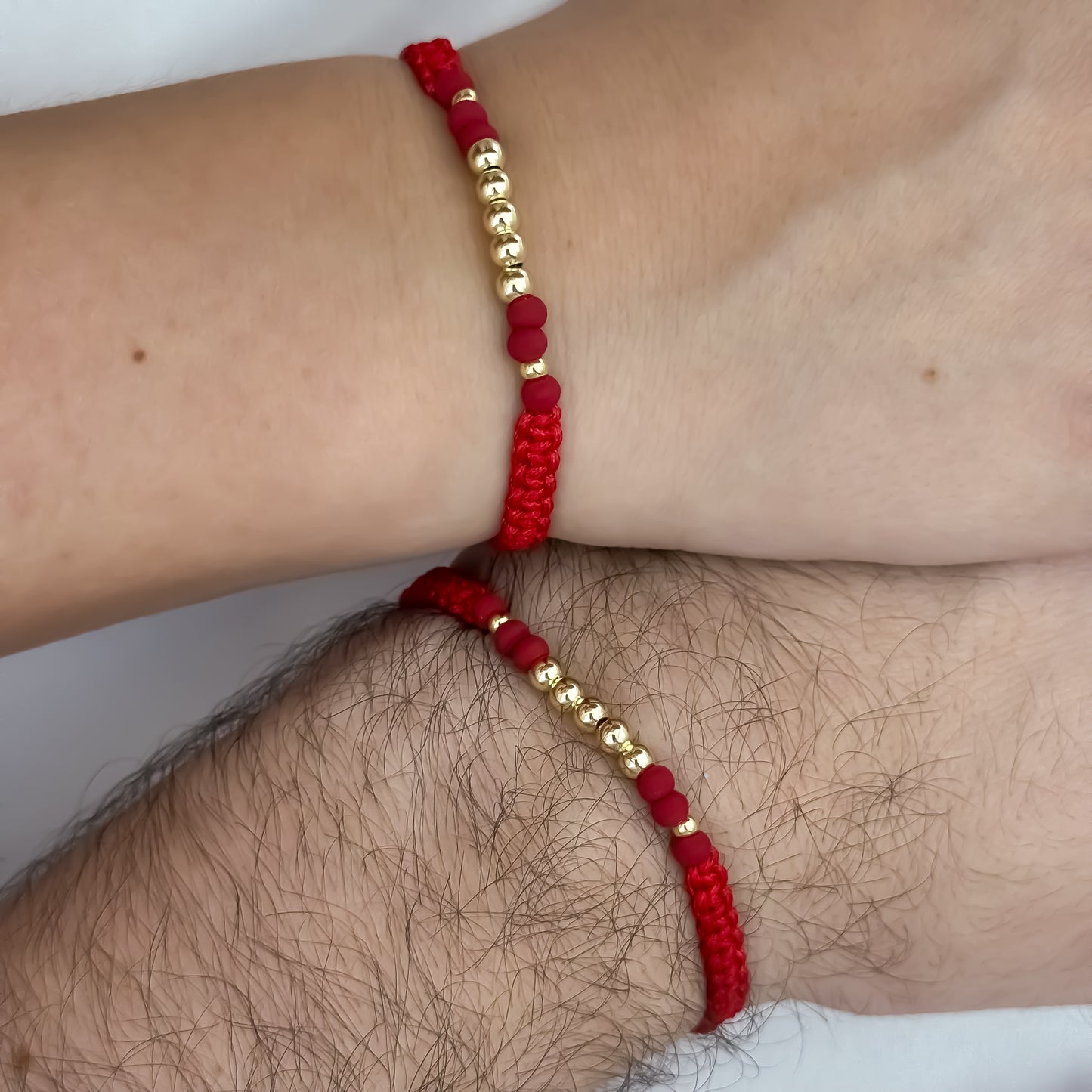 Hilos Rojos de Amor para Parejas en Balin Liso de 4mm y Diamantado de 4mm en Oro Laminado 18k con Garantia de por vida