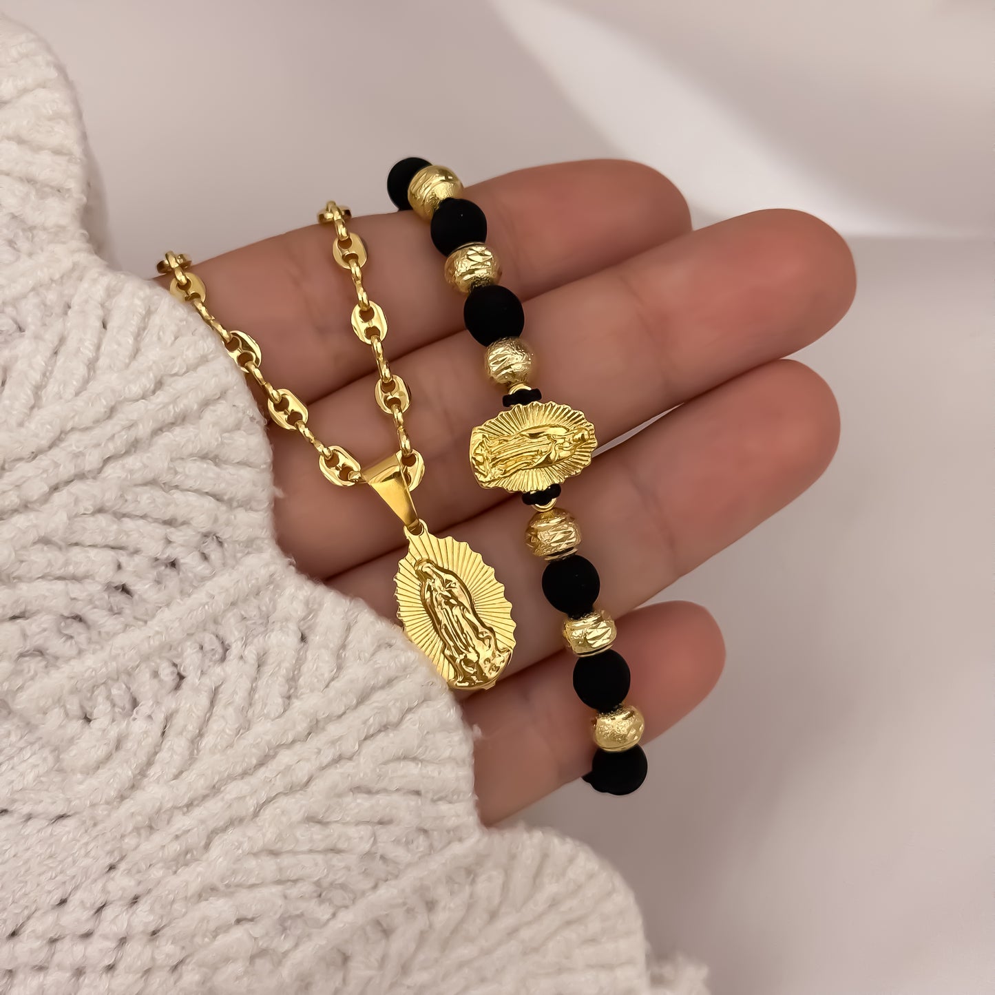Cadena Tejido Gucci Dama de 45cm de 3mm + Virgen de Guadalupe + Pulseras de virgen de Guadalupe en Balin Diamantado en Oro Laminado 18k