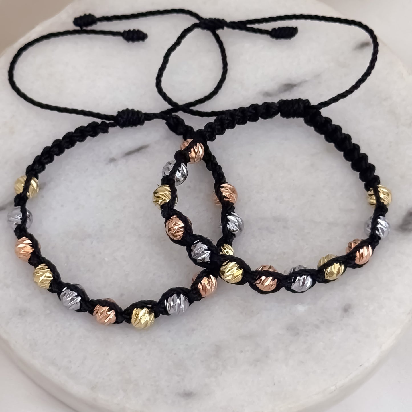 Promocion de 2 Pulseras Tejida Hilo Negro en Balin italiano de 3 Oros en 6mm en Oro Laminado 18k con Garantia de por vida