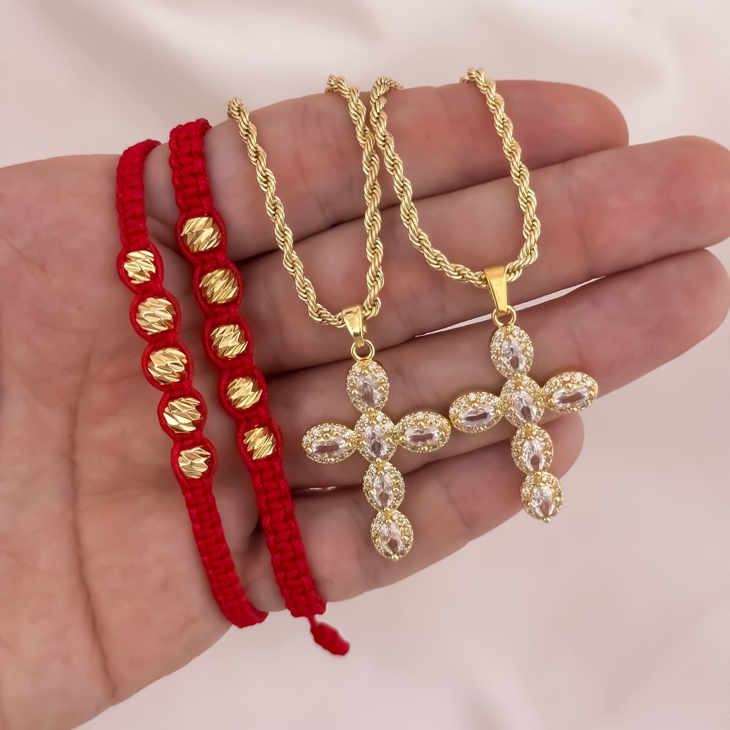 Promoción de Cadenas para Parejas en Tejido Singapur de hombre de 60cm de 3nn + Dama de 45cm de 3mm + Cruz Micro Circones Cristales + 2 Pulsera Rojas en Hilos de Amor en Balin Italiano en Oro Laminado 18k con Garantia de por vida