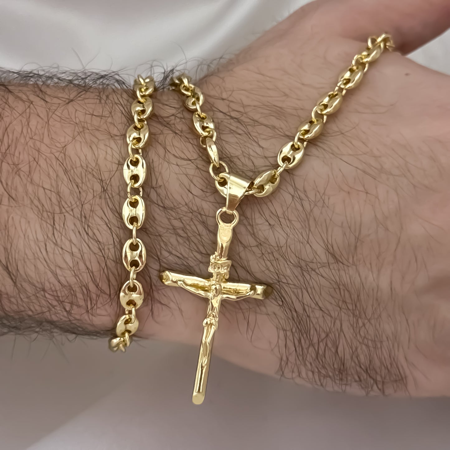 Conjunto de Cadena Tejido Gucci de Hombre de 60cm de 5mm + Cruz Cristo Madero Protección + Pulsera Tejido Gucci de 20cm de 5mm en Oro Laminado 18k con Garantía de por vida