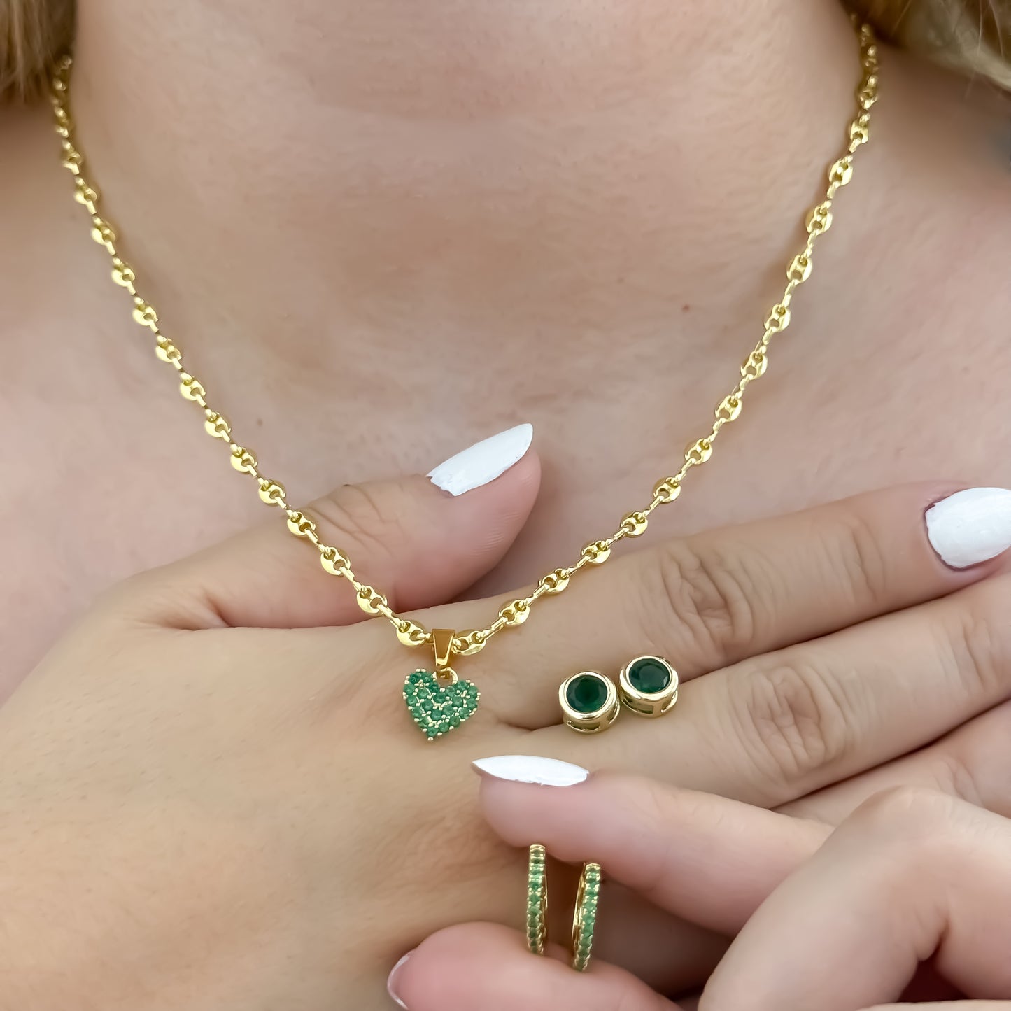 Cadena Tejido Gucci de Dama de 45cm de 3mm + Corazon Verde Esmeralda + Topos Verde + Candongas Verde Esmeralda en Oro Laminado 18k con Garantia de por vida