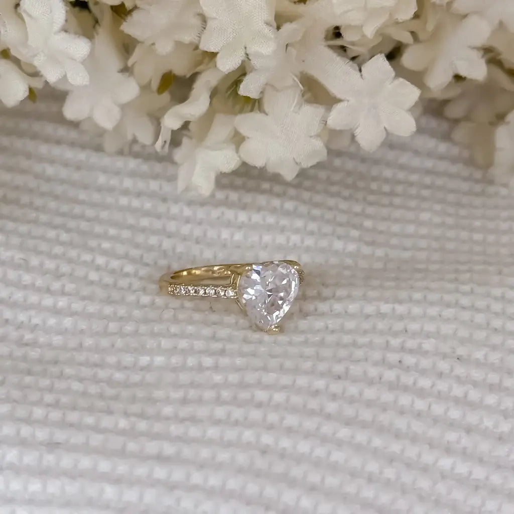 Argolla De Matrimonio De Dama De Diseño Fino De Cintillo De Cristales Y Corazón Cristal