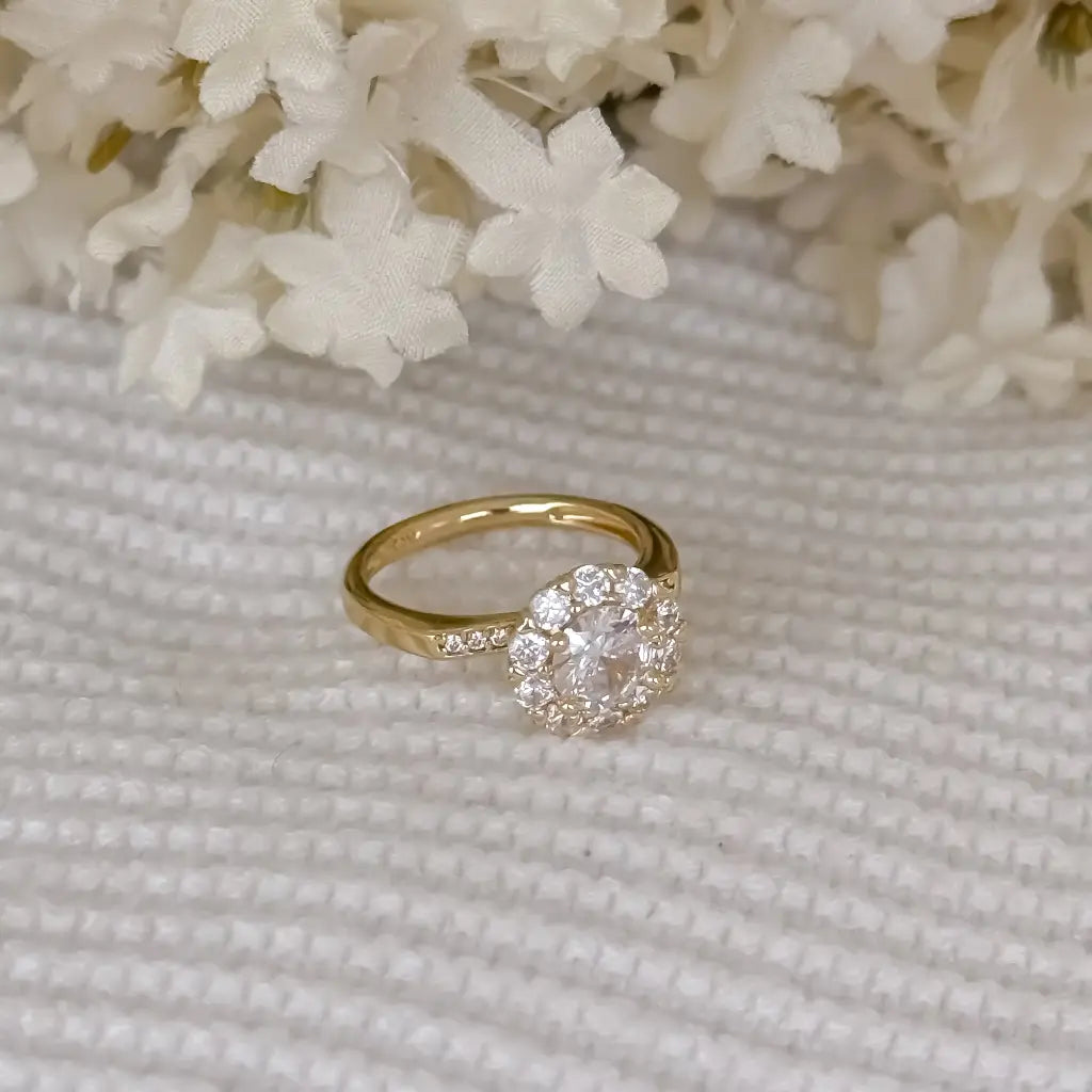 Argolla De Matrimonio Para Dama De Cintillo De Cristales Y Flor Cristal