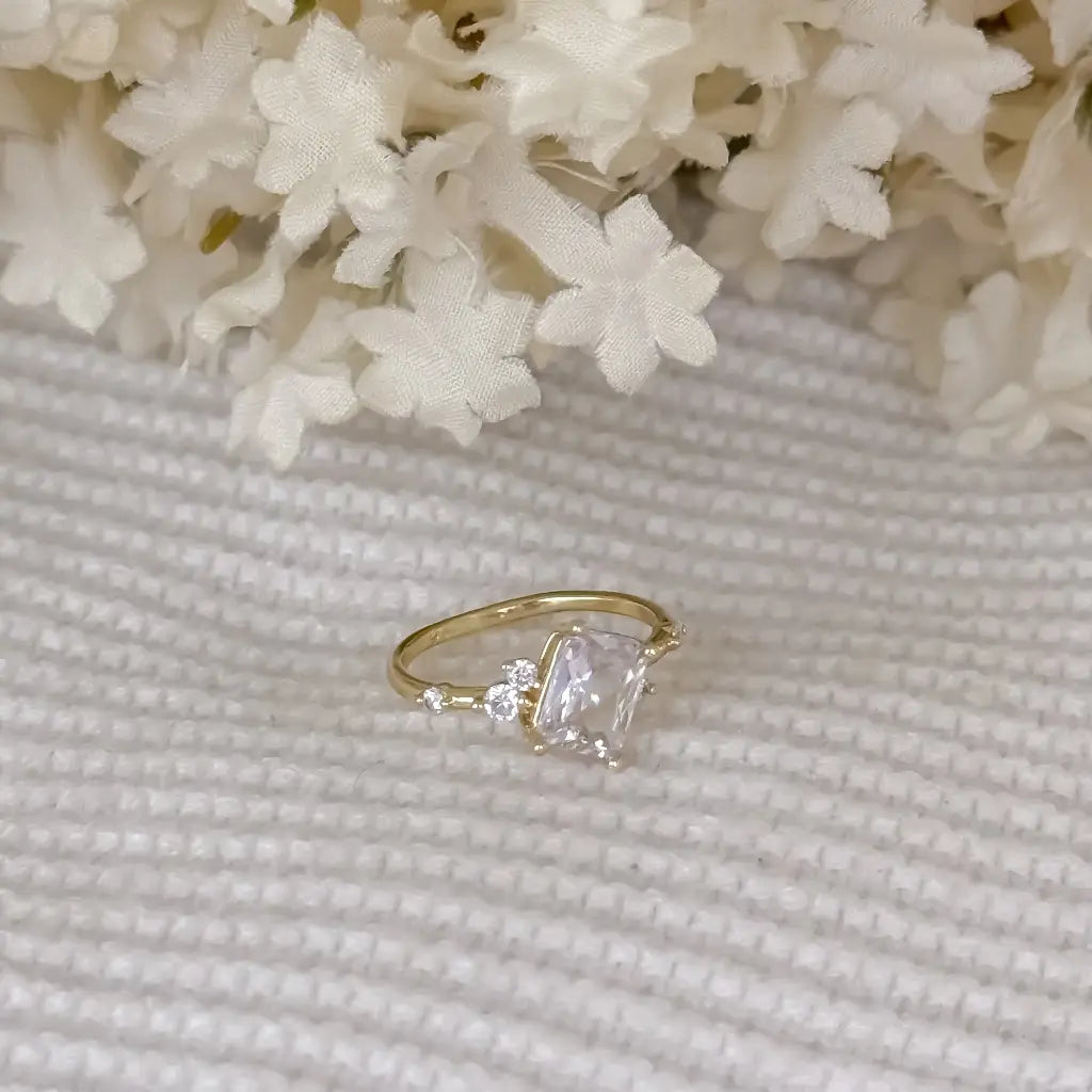 Argolla De Matrimonio Para Dama De Diseño Delgado Con Cristal Triangular