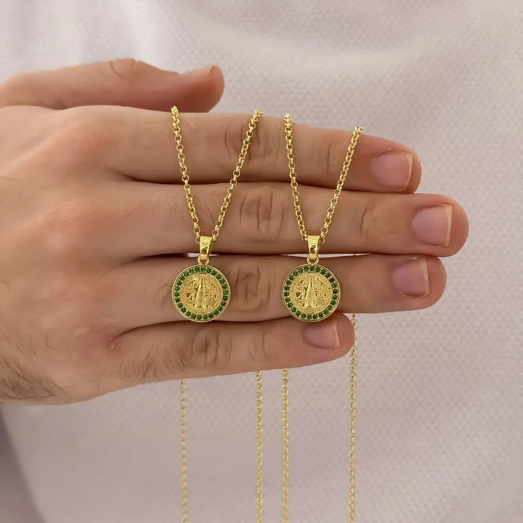 Cadenas Para Parejas De Tejido Caracol Con Dijes De San Benito Con Piedras Verdes