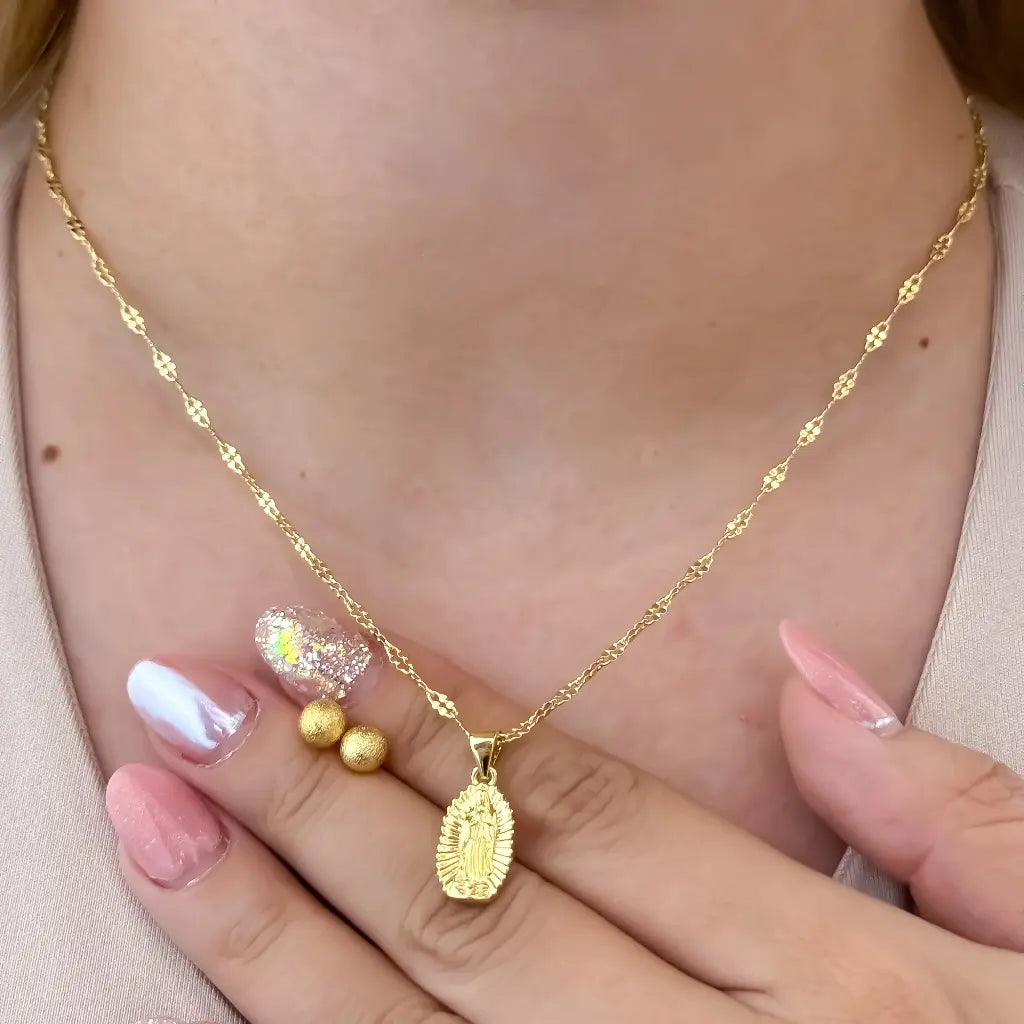 Conjunto De Dama Con Cadena De Tejido Crispeta, Dije De La Virgen De Guadalupe Y Par De Topos Balín