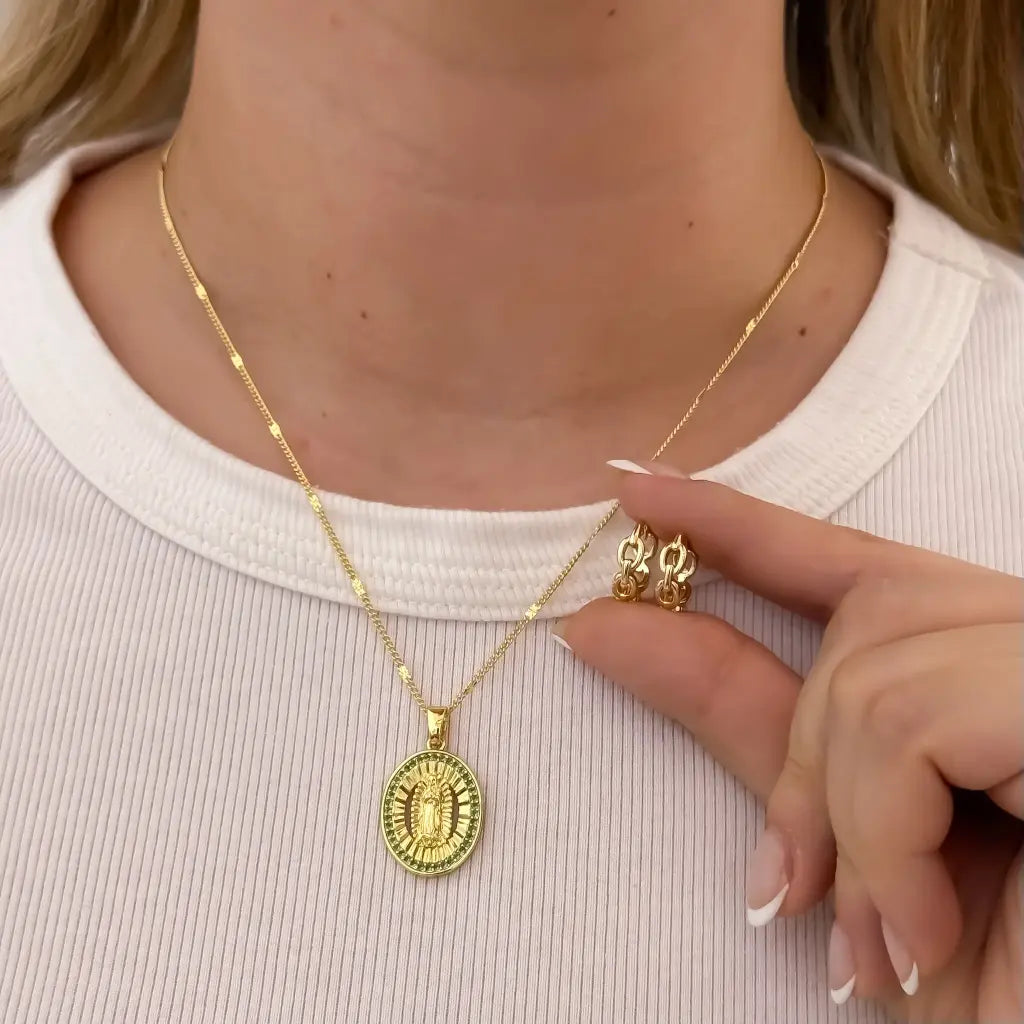 Conjunto De Dama Con Cadena De Tejido Cubana Con Destellos, Dije De La Virgen De Guadalupe Y Par De Candongas