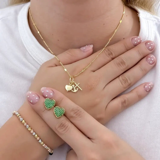Conjunto De Dama Con Cadena De Tejido Cubana De Corazón, Dije De Las Tres Gracias, Manilla Tres Oros Y Par De Topos Corazón De Piedras Verdes