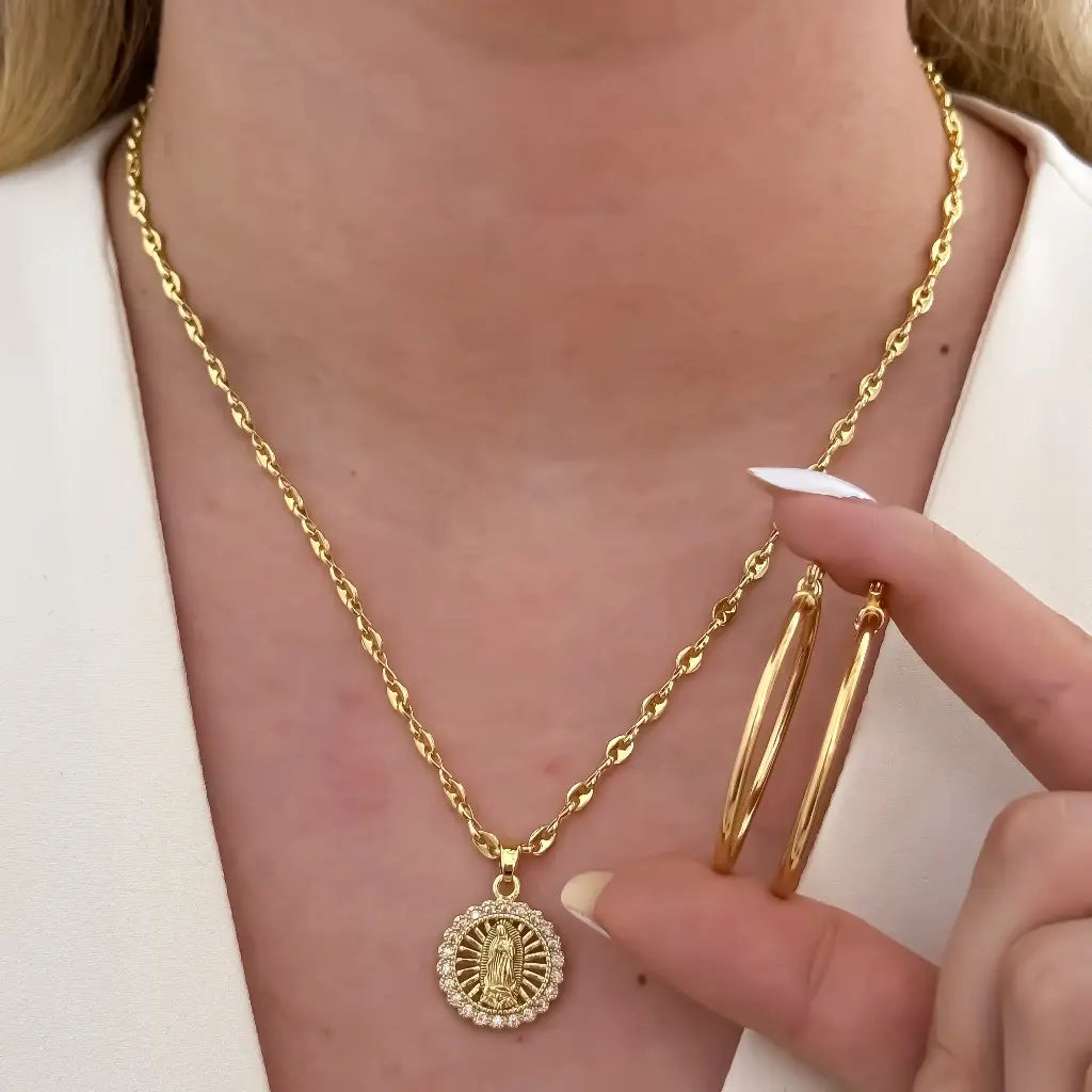 Conjunto De Dama Con Cadena De Tejido Gucci, Dije De La Virgen De Guadalupe Y Candongas