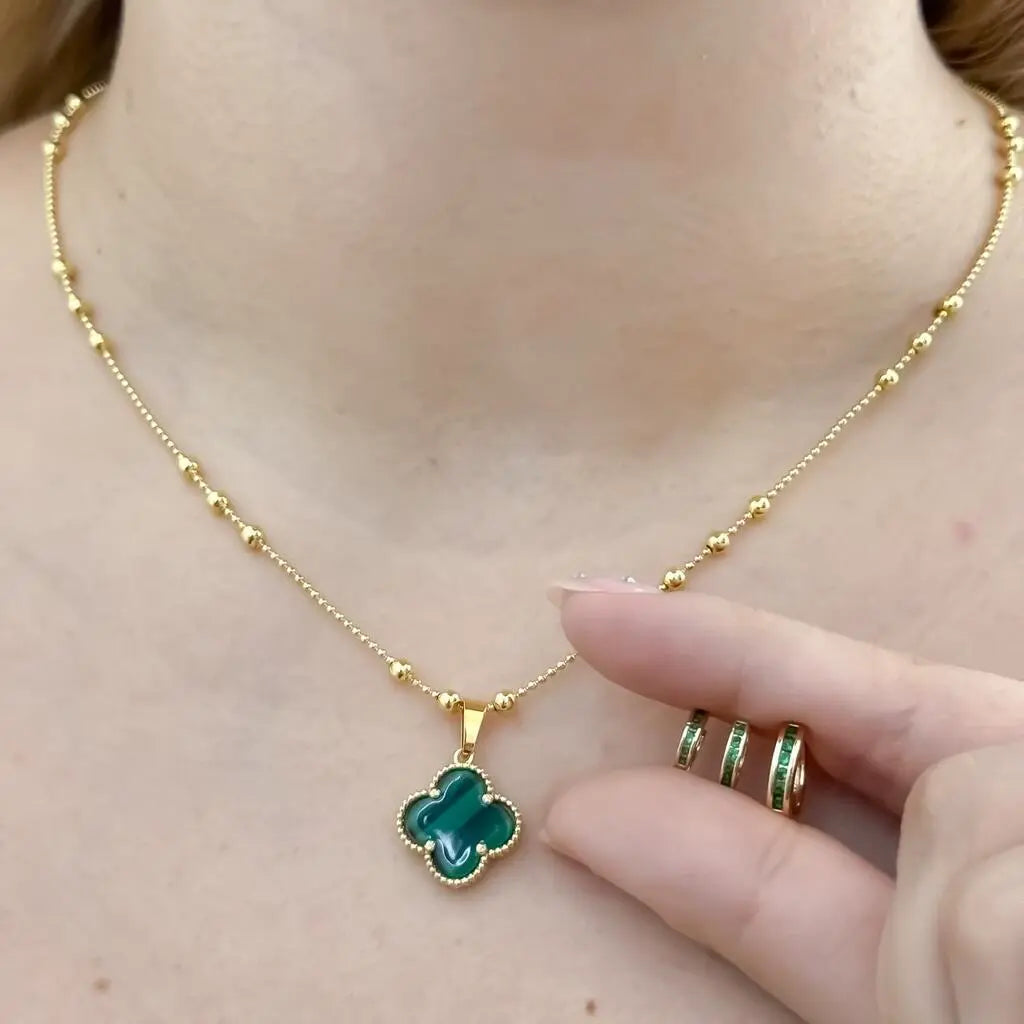 Conjunto De Dama Con Cadena Tejido Militar Con Balines, Dije De Trébol Verde Y Conjunto De Tres Pares De Candongas Verdes