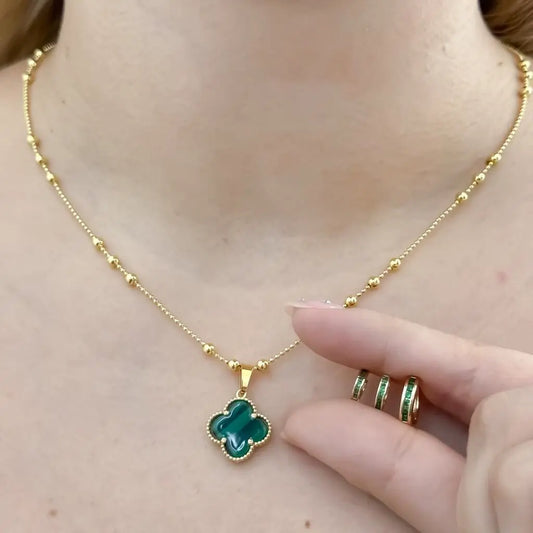 Conjunto De Dama Con Cadena Tejido Militar Con Balines, Dije De Trébol Verde Y Conjunto De Tres Pares De Candongas Verdes