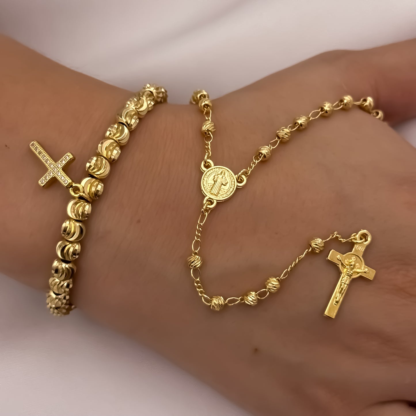 Set Exclusivo de Camandula para Dama  de San Benito Proteccion   en Balin Diamantado + Pulsera Balin Italiano de 6mm con Dije de Cruz en Oro Laminado 18k con Garantia de por vida