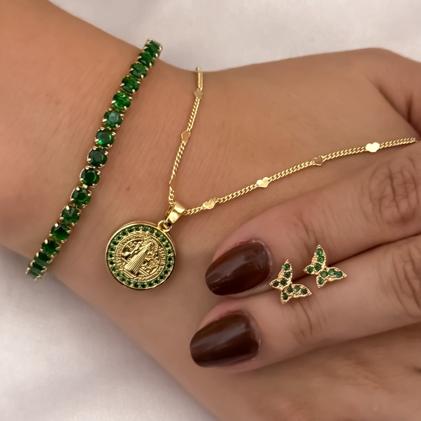 Juego de Cadena Cubana Delgada de 45cm + San Benito Proteccion + Topo Mariposa Verde + Pulsera Tennis verde en Oro Laminado 18k con Garantia de por vida