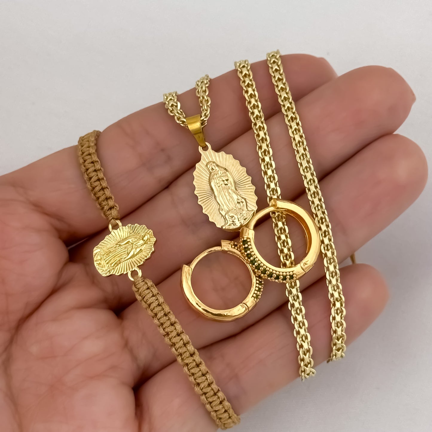Conjunto de Cadena Tejido Chino de Dama de 45cm + Virgen de Guadalupe  Tallada + Pulseras Tejida de Guadalupe + Candongas con Micro Circones en Oro Laminado 18k con Garantia de por vida