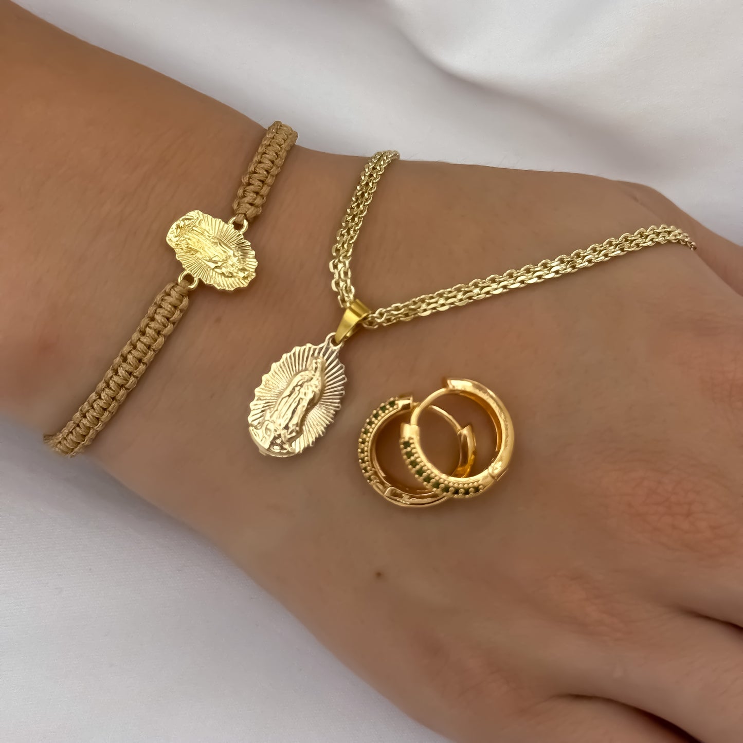 Conjunto de Cadena Tejido Chino de Dama de 45cm + Virgen de Guadalupe  Tallada + Pulseras Tejida de Guadalupe + Candongas con Micro Circones en Oro Laminado 18k con Garantia de por vida