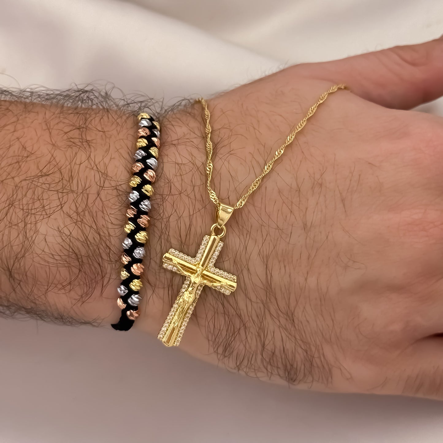 Cadena Tejido Lazo Delgado de 60cm de 2mm + Cruz Cristo Madero con  Micro Circones + Pulseras Doble Carril de 3 Oros en Balin Italiano de 4mm en Oro Laminado 18k con Garantia de por vida