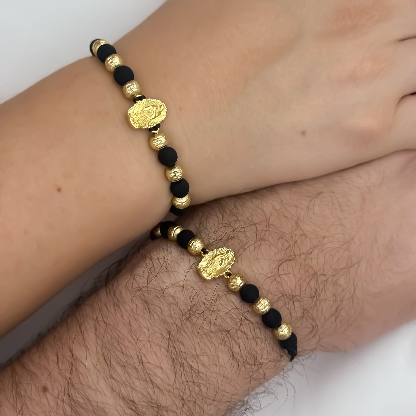 Brazales de 2 Pulseras de Virgen de Guadalupe Tallada  con Balin Diamantado en Oro Laminado 18k con Garantía de por vida