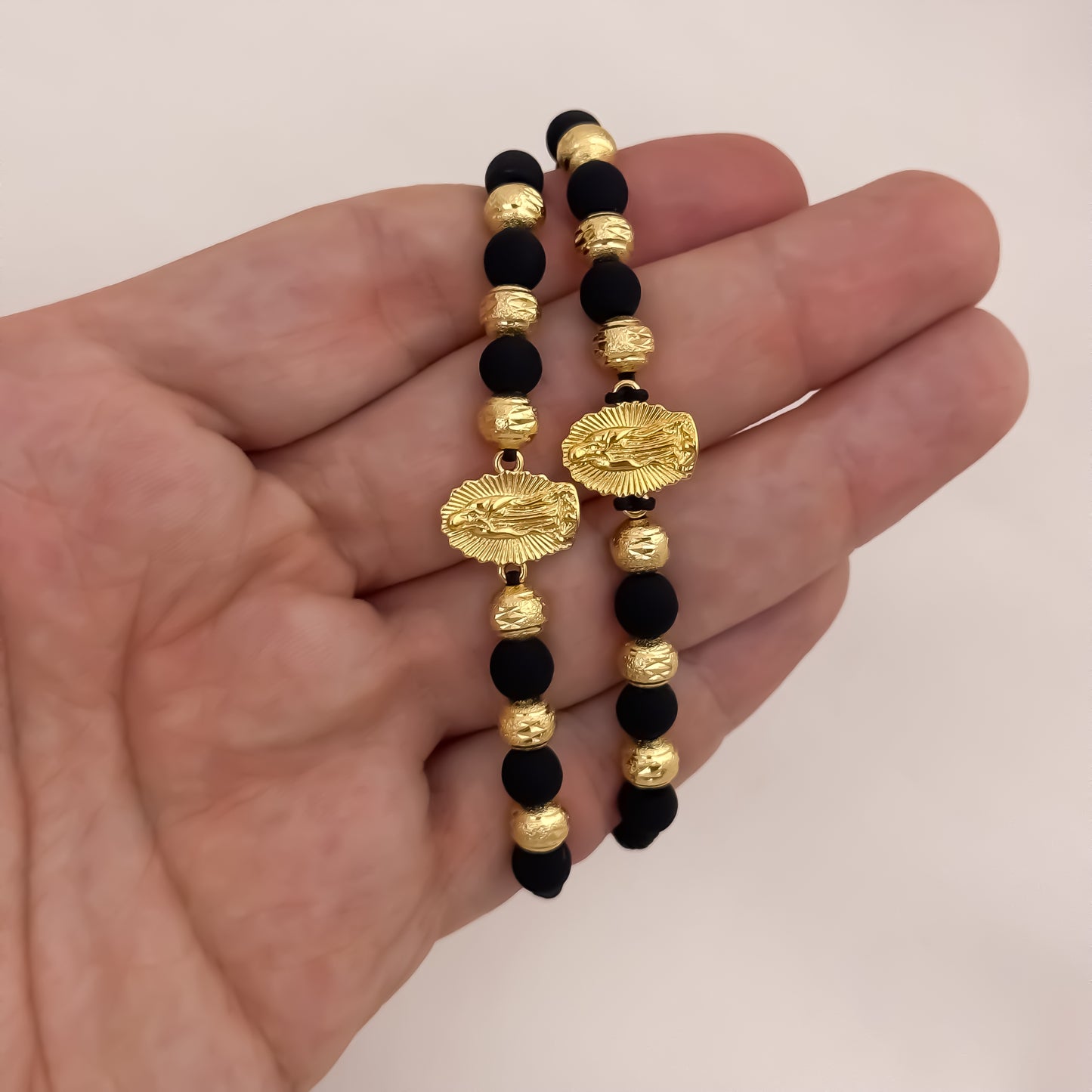Brazales de 2 Pulseras de Virgen de Guadalupe Tallada  con Balin Diamantado en Oro Laminado 18k con Garantía de por vida