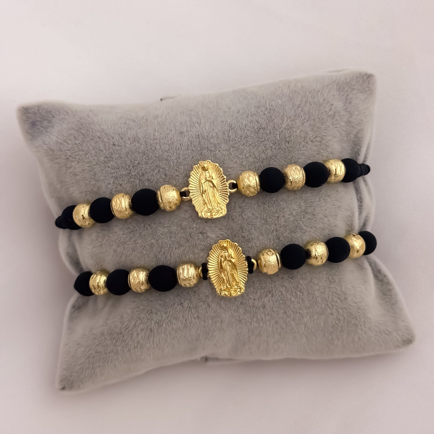 Brazales de 2 Pulseras de Virgen de Guadalupe Tallada  con Balin Diamantado en Oro Laminado 18k con Garantía de por vida
