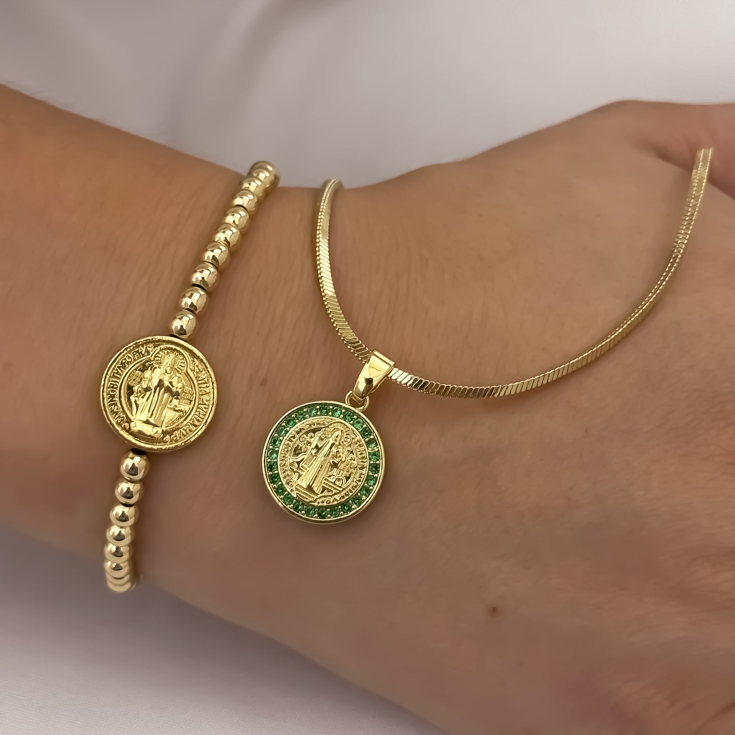 Cadena Tejido Serpiente de 45cm + San Benito Protección Verde Esmeralda + Pulseras San Benito Protección en Balin Liso de 5mm en Oro Laminado 18k con Garantia de por vida