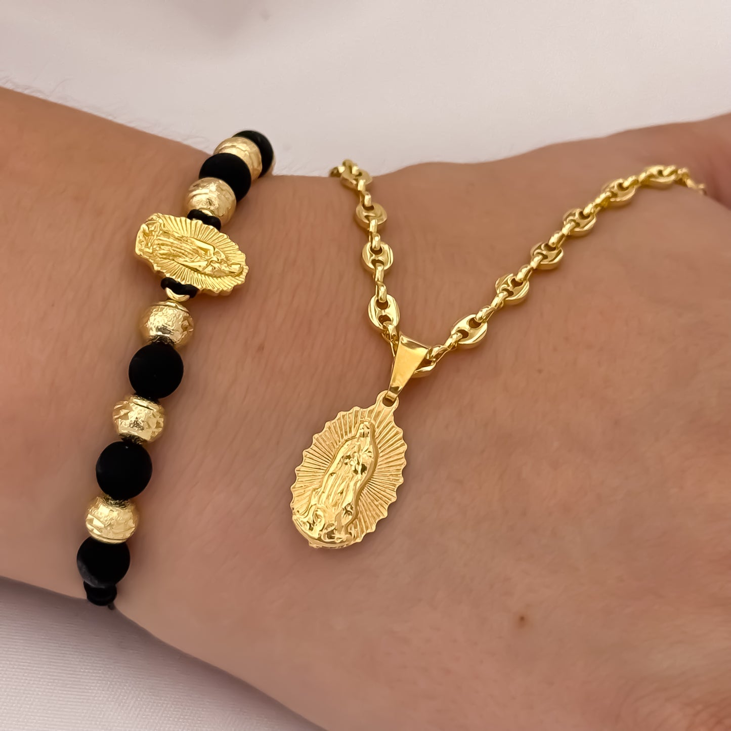 Cadena Tejido Gucci Dama de 45cm de 3mm + Virgen de Guadalupe + Pulseras de virgen de Guadalupe en Balin Diamantado en Oro Laminado 18k