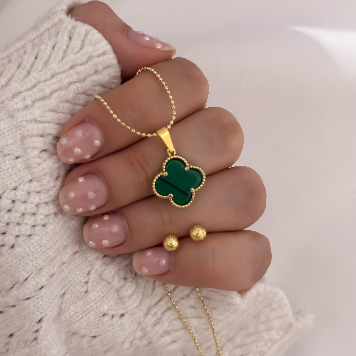 Cadena Tejido Militar de Dama de 45cm + Trebol Verde Esmeralda + Topo Balin Diamantado en Oro Laminado 18k con Garantia de por vida