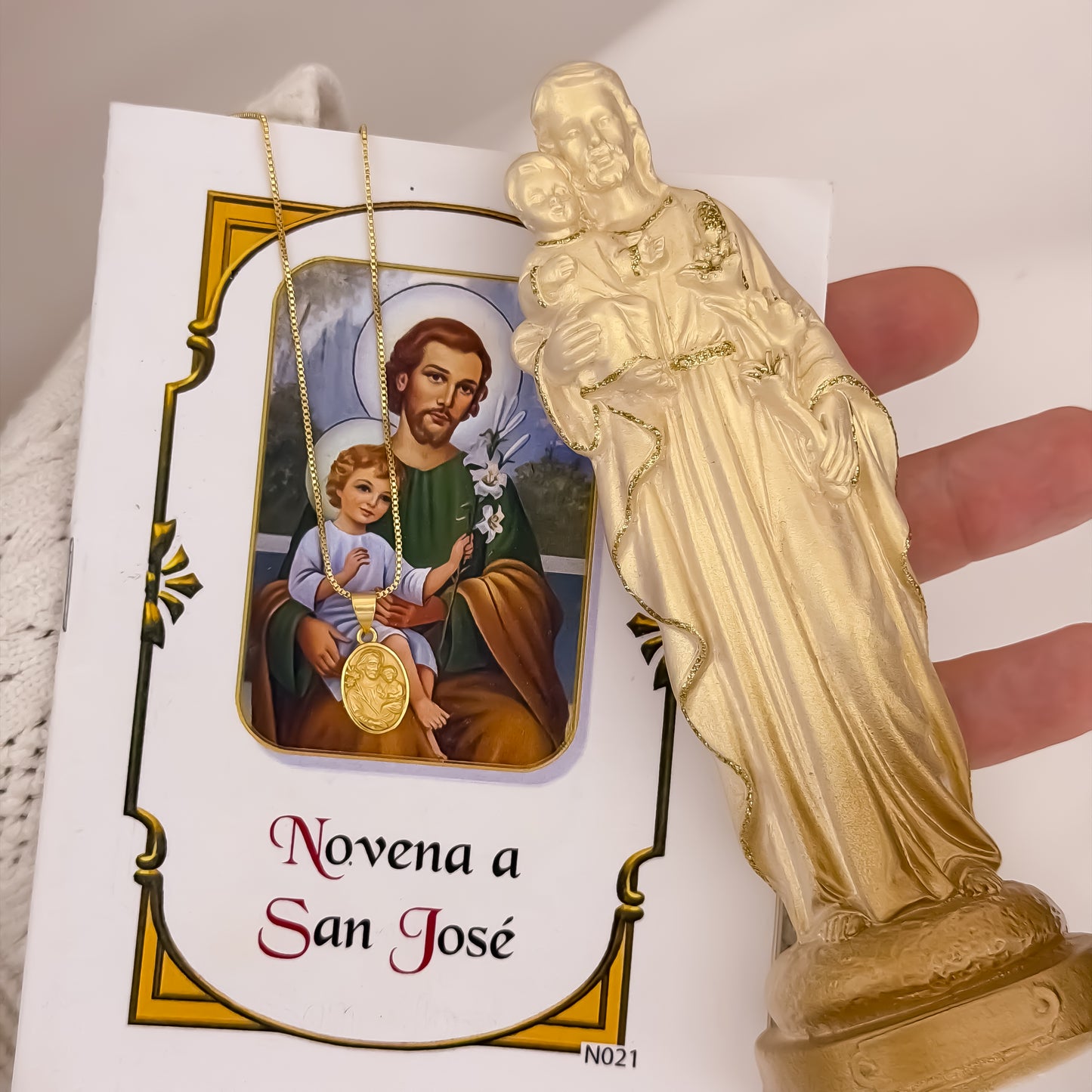 Cadena Tejido Veneciano de 45cm + Dije de San Jose en Oro Laminado 18k con Garantia de por vida + Obsequi de Porcelana de San Jose + Novena de San Jose