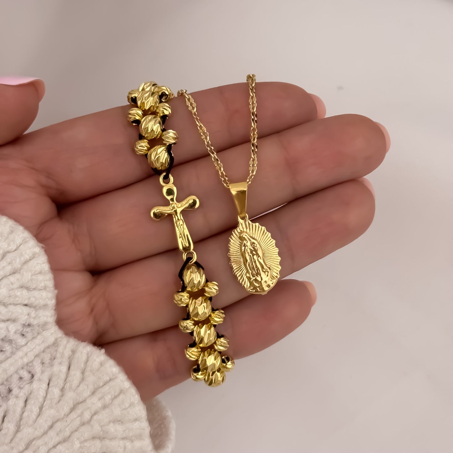 Cadena Tejido Crispeta de Dama de 45cm + Virgen de Guadalupe Tallada + Pulsera Cruz Cristo Madero  Doble Carril en Oro Laminado 18k con Garantia de por vida