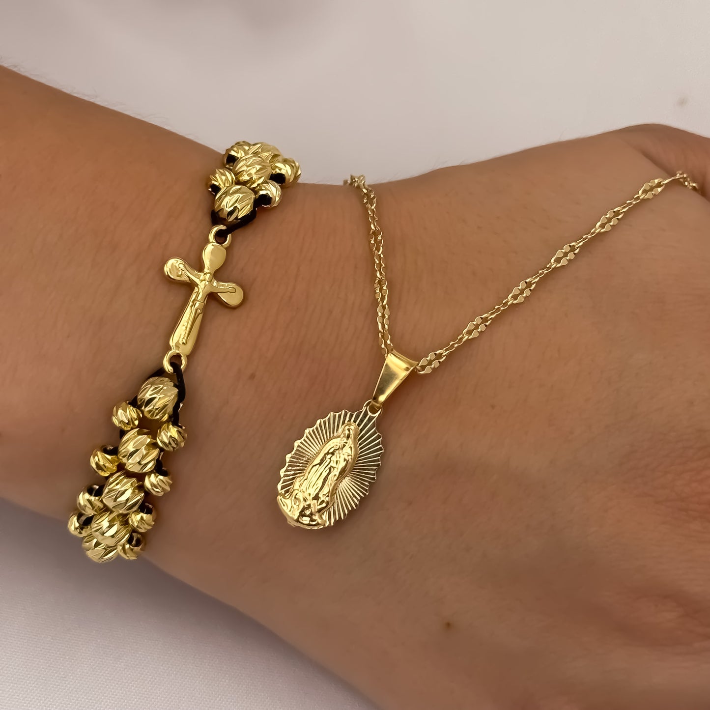 Cadena Tejido Crispeta de Dama de 45cm + Virgen de Guadalupe Tallada + Pulsera Cruz Cristo Madero  Doble Carril en Oro Laminado 18k con Garantia de por vida