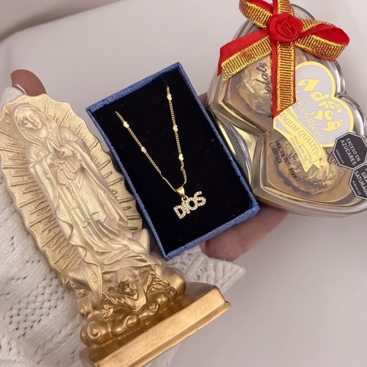 El Regalo Perfecto para Mama Cadena Tejido Cubana + Dije Dios con Micro Circones Cristales en Oro Laminado 18k con Garantia de por vida + Porcelana de Virgen de Guadalupe + Chocolate
