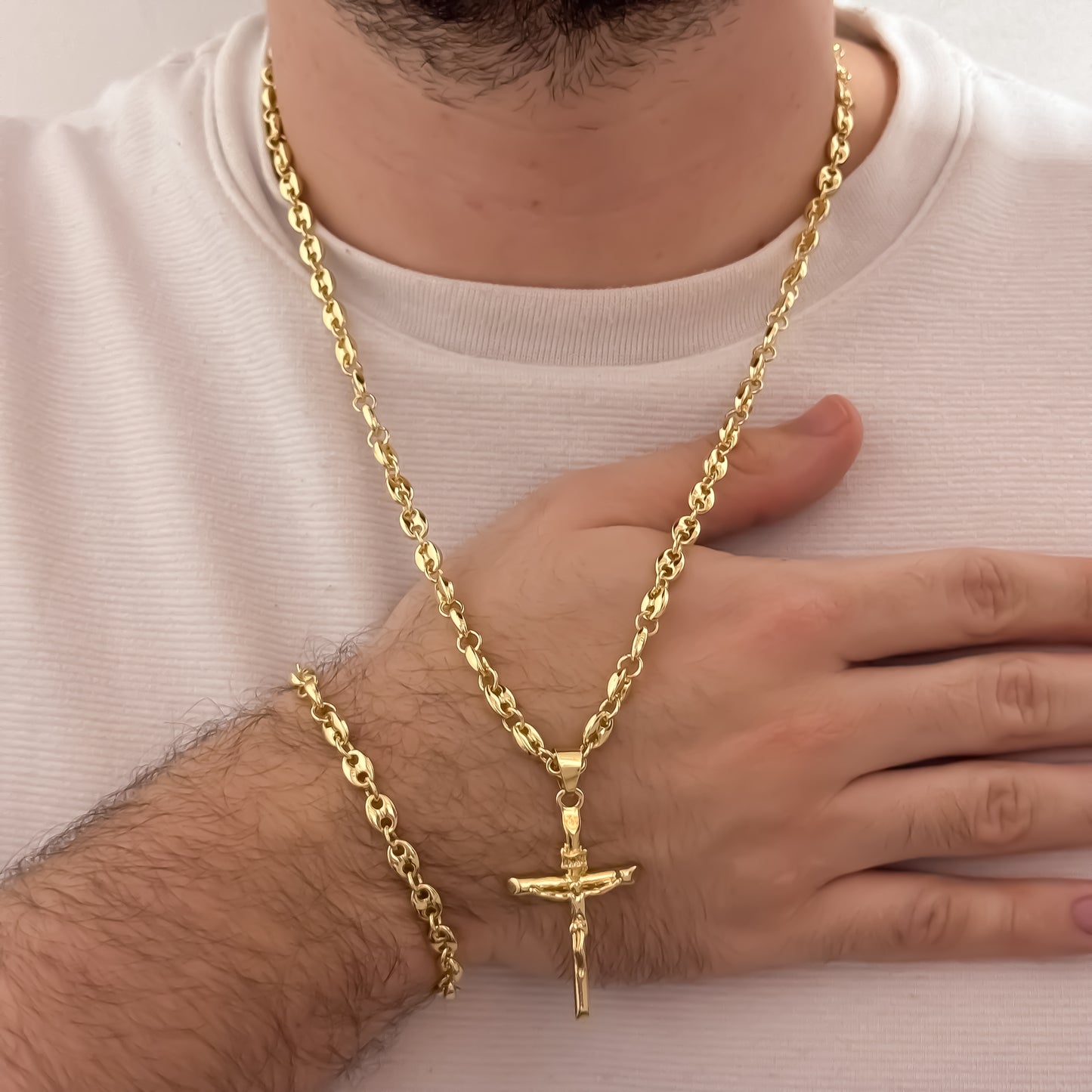 Conjunto de Cadena Tejido Gucci de Hombre de 60cm de 5mm + Cruz Cristo Madero Protección + Pulsera Tejido Gucci de 20cm de 5mm en Oro Laminado 18k con Garantía de por vida