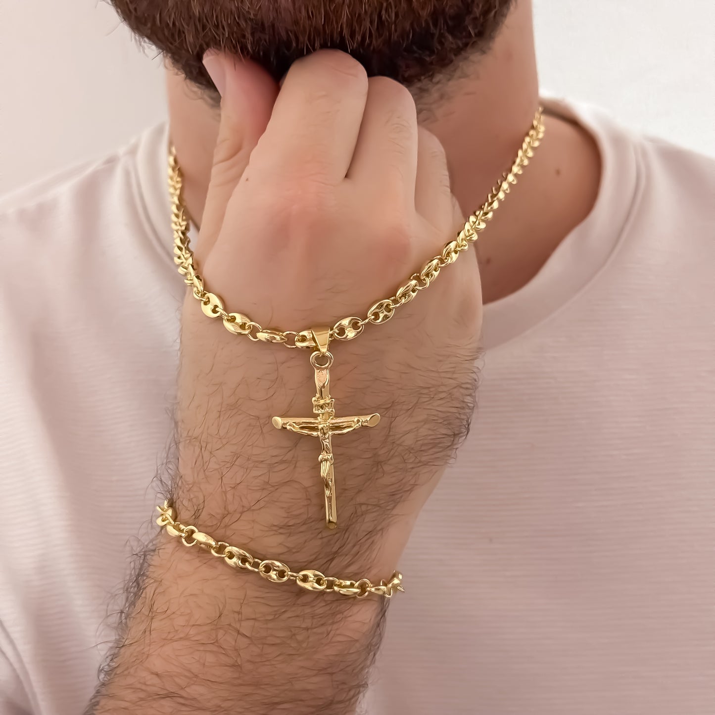 Conjunto de Cadena Tejido Gucci de Hombre de 60cm de 5mm + Cruz Cristo Madero Protección + Pulsera Tejido Gucci de 20cm de 5mm en Oro Laminado 18k con Garantía de por vida