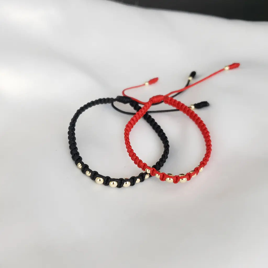 Par De Manillas Negra Y Roja De Tejido Macramé Con Balines Lisos Dorados + Envío Gratis