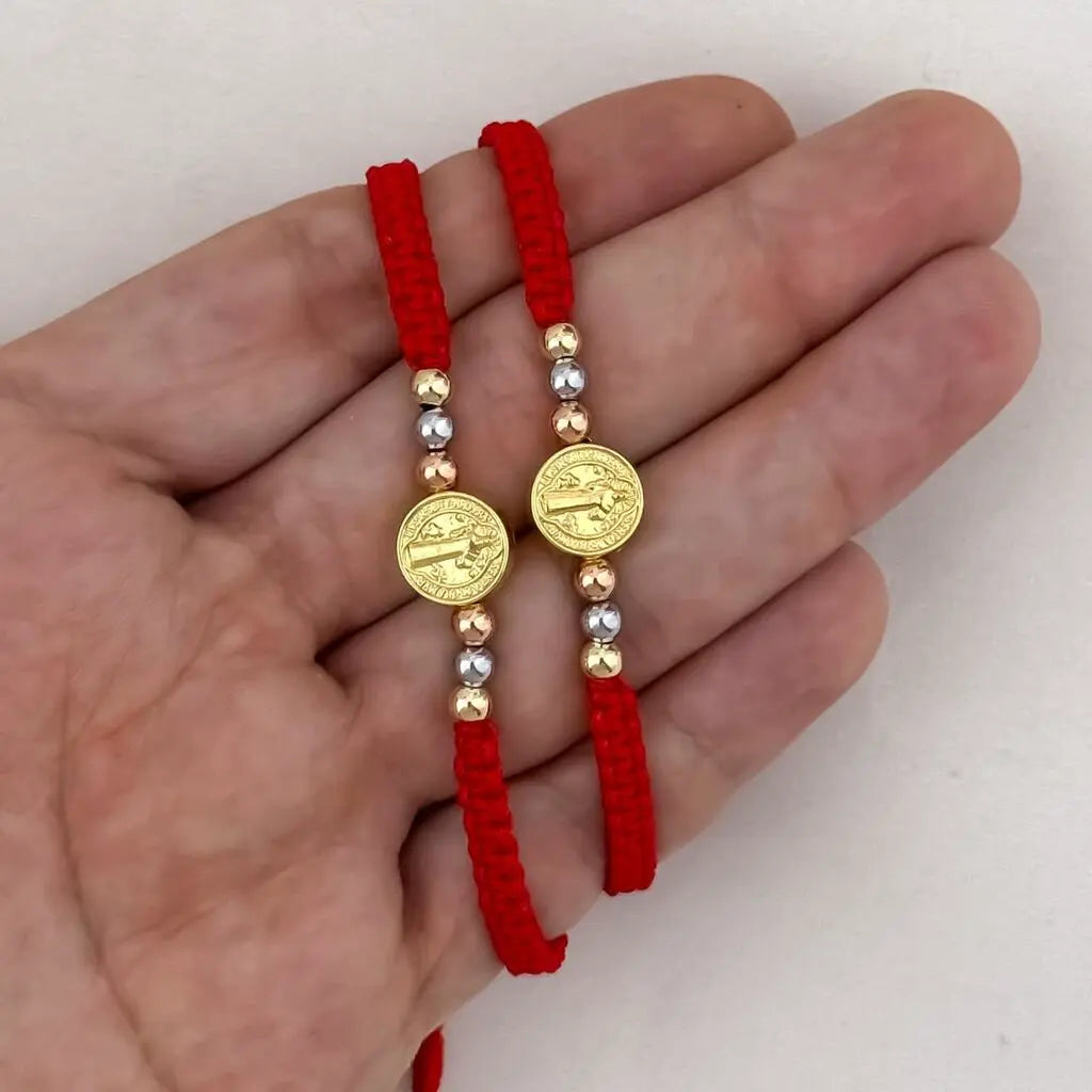 Par De Manillas Para Parejas En Tejido Rojo Con Balines Tres Oros Y Herraje De San Benito